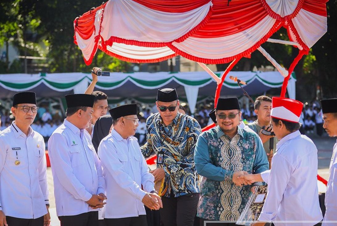 Menag RI KH Yaqut Cholil Qoumas di sela-sela pengukuhan Relawan Moderasi Beragama di lapangan Sangkareang, Mataram, kemarin (26/12).