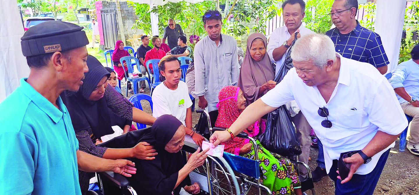 SERAHKAN BANTUAN: Anggota DPR RI dapil Lombok dari PDIP H Rachmat Hidayat saat menyerahkan bantuan kursi roda untuk orang tua jompo di Loteng, kemarin (26/12).