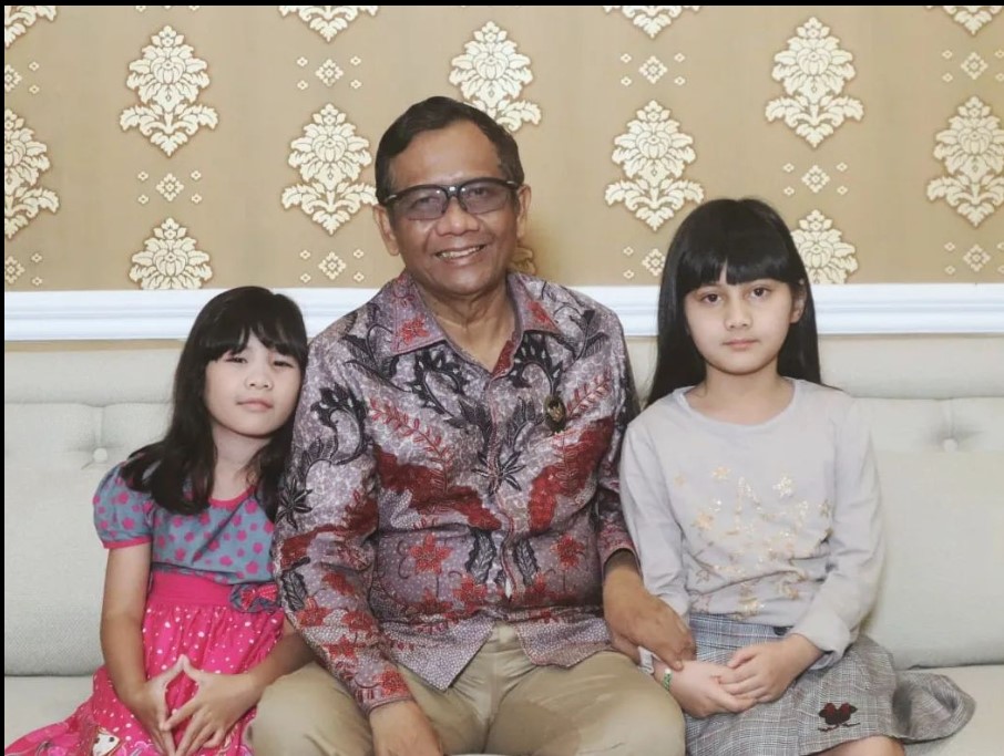 Mahfud MD bersama dua cucunya. (tangkapan layar IG Mahfud MD)