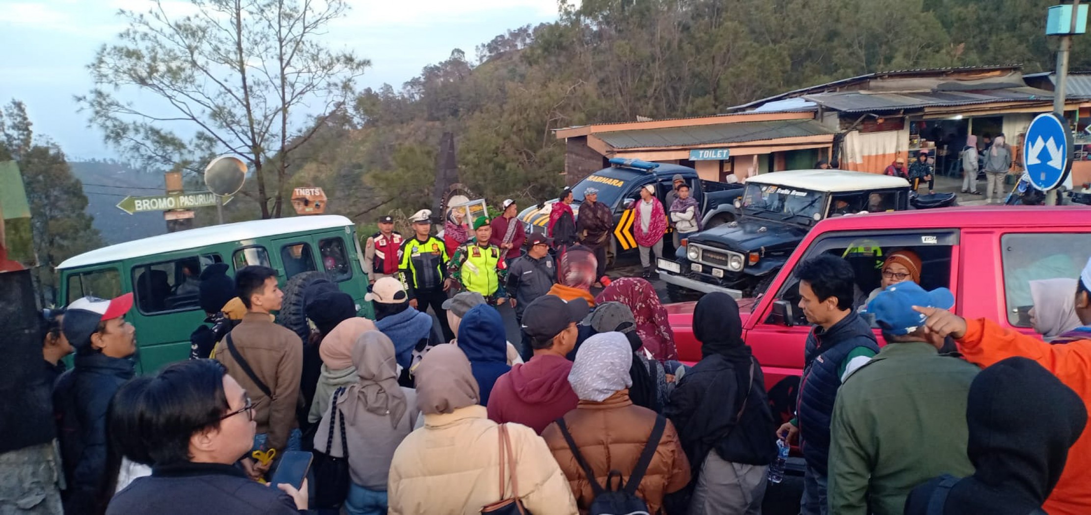 JADI JUJUKAN: Suasana kemacetan spot area Bukit Kingkong menuju ke Penanjakan Bromo dari jalur Kabupaten Pasuruan kemarin (26/12).
