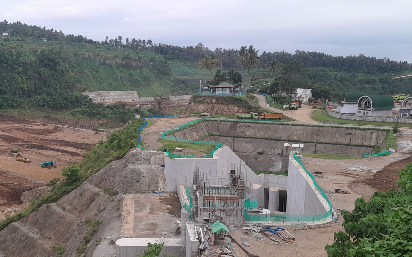 Proyek Bendungan Meninting yang ada di Desa Bukit Tinggi, Kecamatan Gunungsari, Lombok Barat, ditargetkan tuntas Juni 2024.