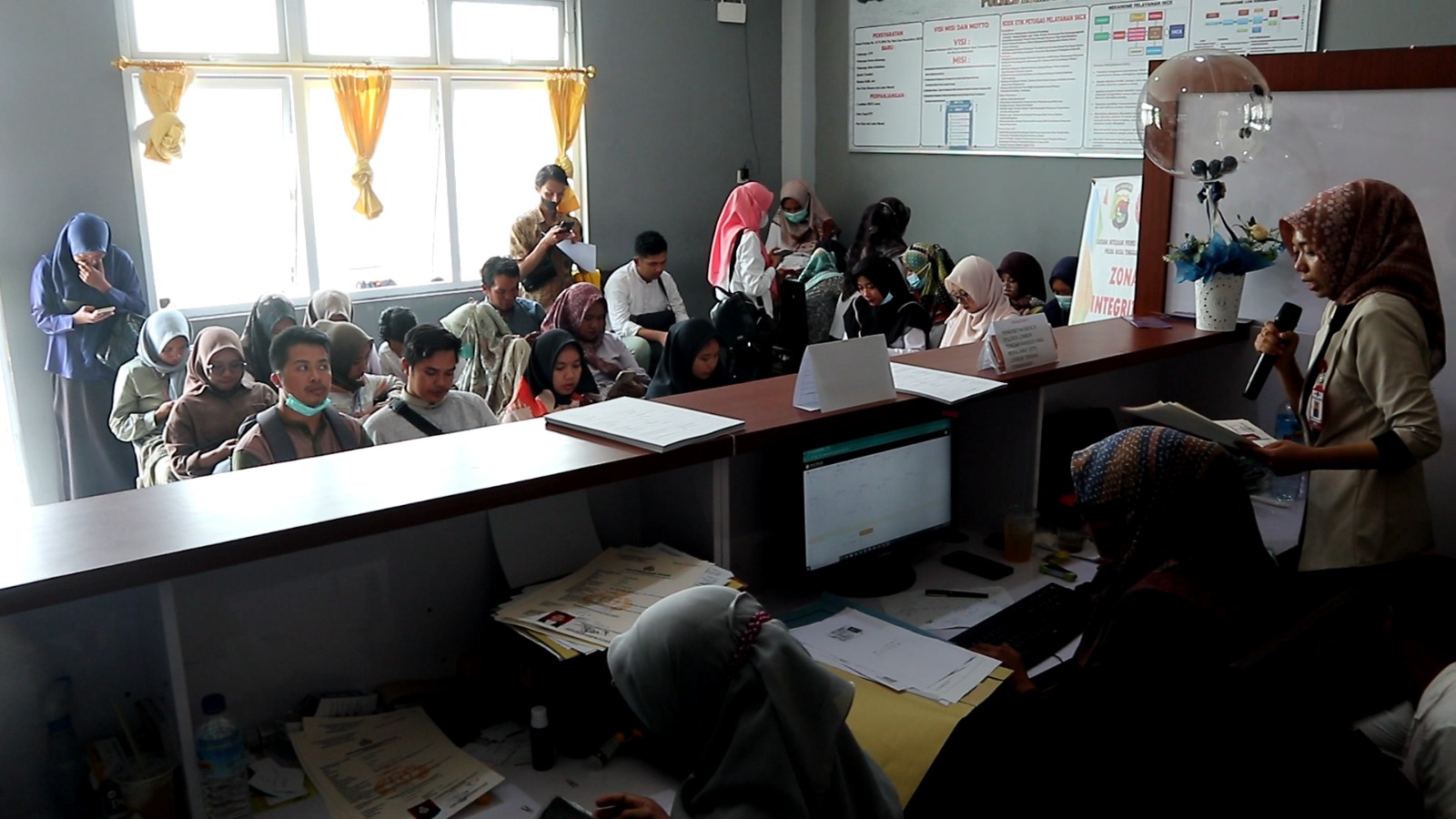 PENUH ANTRIAN: Ratusan calon PPPK mengantri membuat Surat Keterangan Catatan Kepolisian (SKCK) di Polres Lombok Tengah, kemarin (27/12).