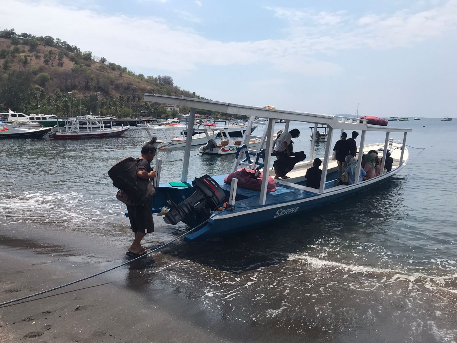 KUNJUNGAN: Sejumlah pengunjung akan berangkat ke Gili Trawangan, beberapa hari lalu.(NURUL/LOMBOK POST)