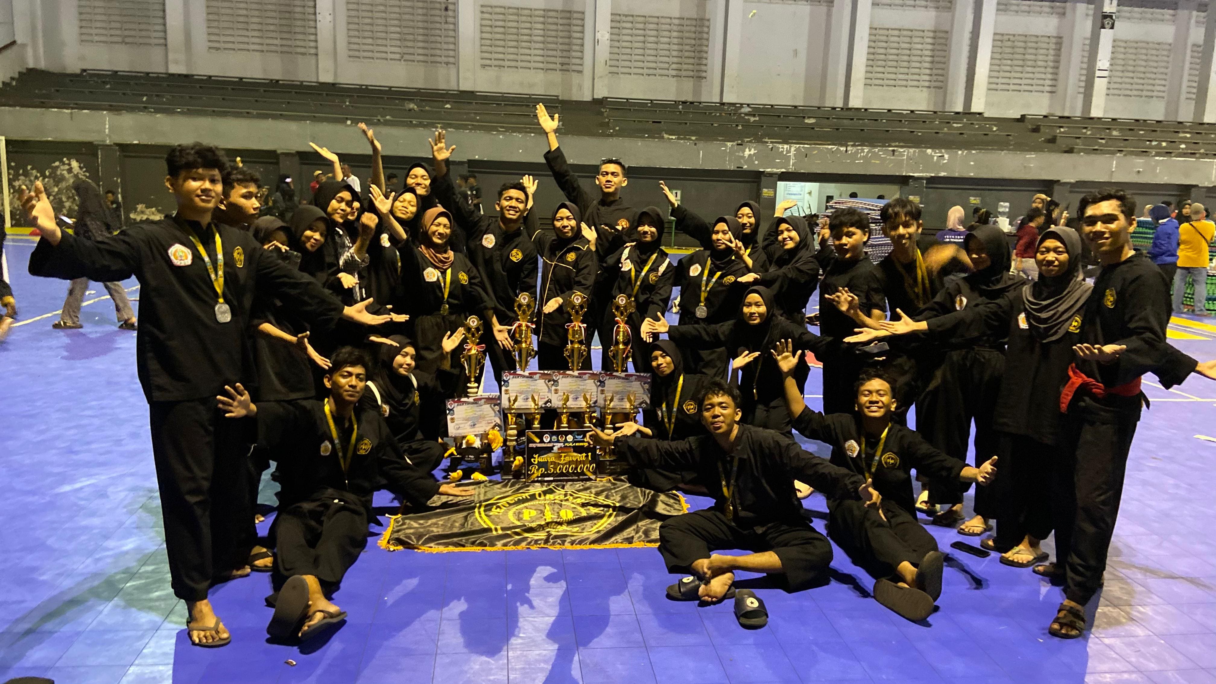 KADO AKHIR TAHUN: Para siswa MAN 2 Mataram memperlihatkan medali yang diraih pada kejuaraan nasional Pencak Silat Lombok Championship 1 di GOR Turida. (MAN 2 MATARAM FOR LOMBOK POST)
