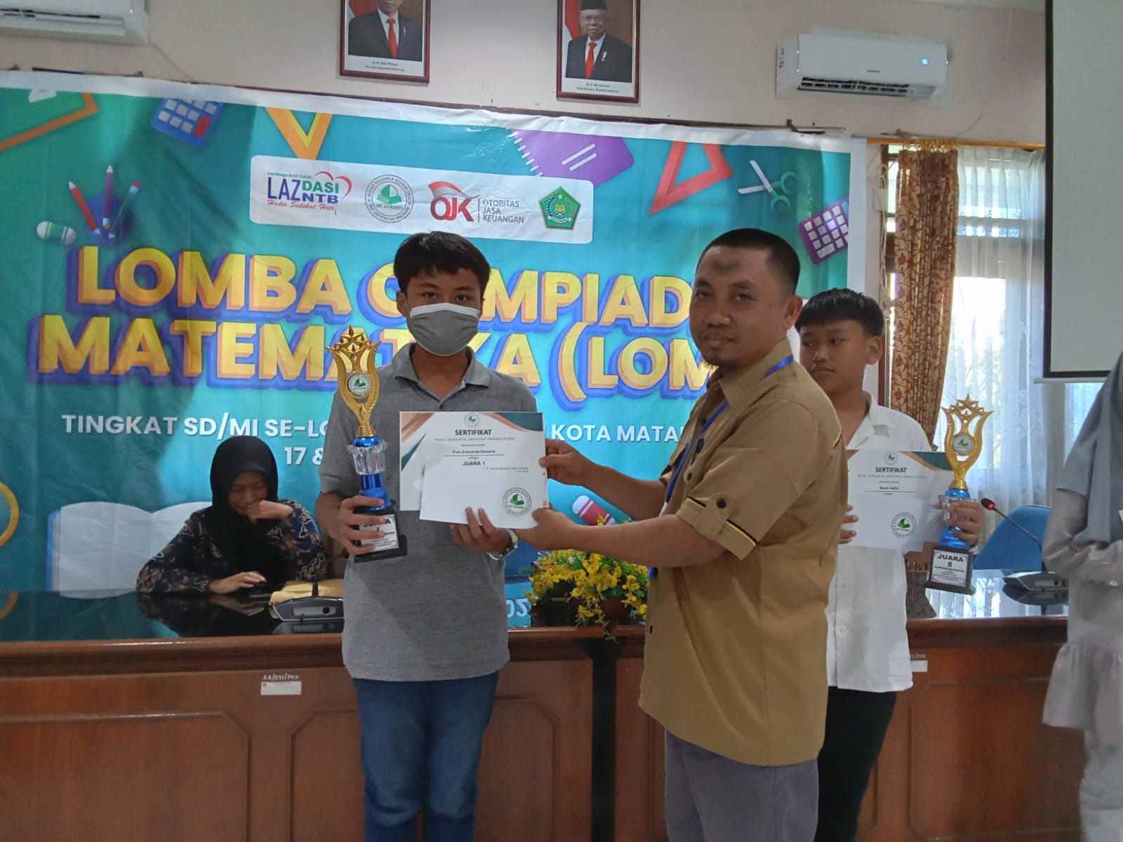 MEMBANGGAKAN: Murid SDN 41 Mataram Putu Evananda Darsana meraih juara pertama pada lomba olimpiade matematika diadakan IKA FKIP Unram, belum lama ini.(SDN 41 MATARAM FOR LOMBOK POST)