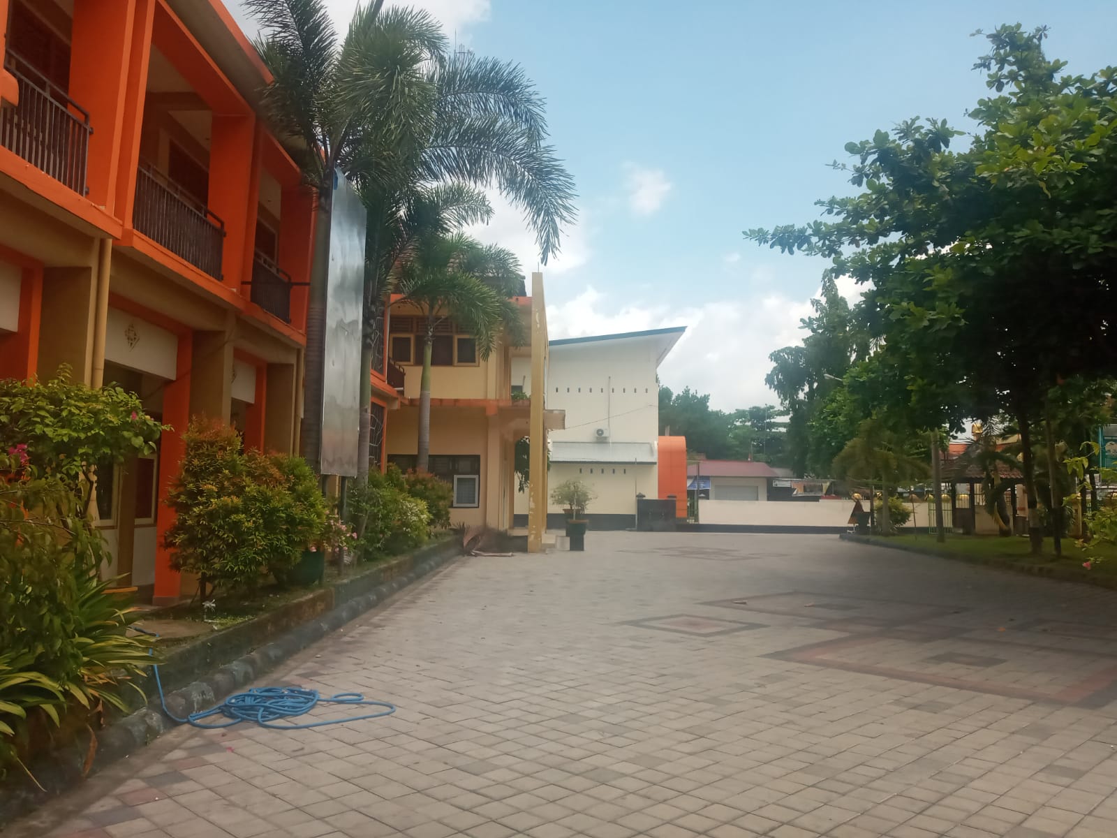 LIBUR SEMESTER: Suasana di halaman salah satu SMK di Kota Mataram terlihat sepi. (ROJAI/LOMBOK POST)