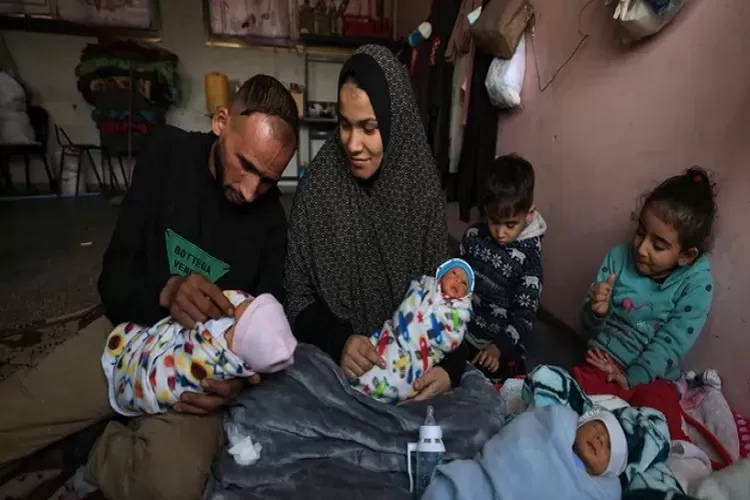 Seorang ibu bernama Iman al-Masry melahirkan anak kembar empat di sebuah rumah sakit di Gaza selatan. (Tangkapan Layar YouTube.co @Al Jazeera)