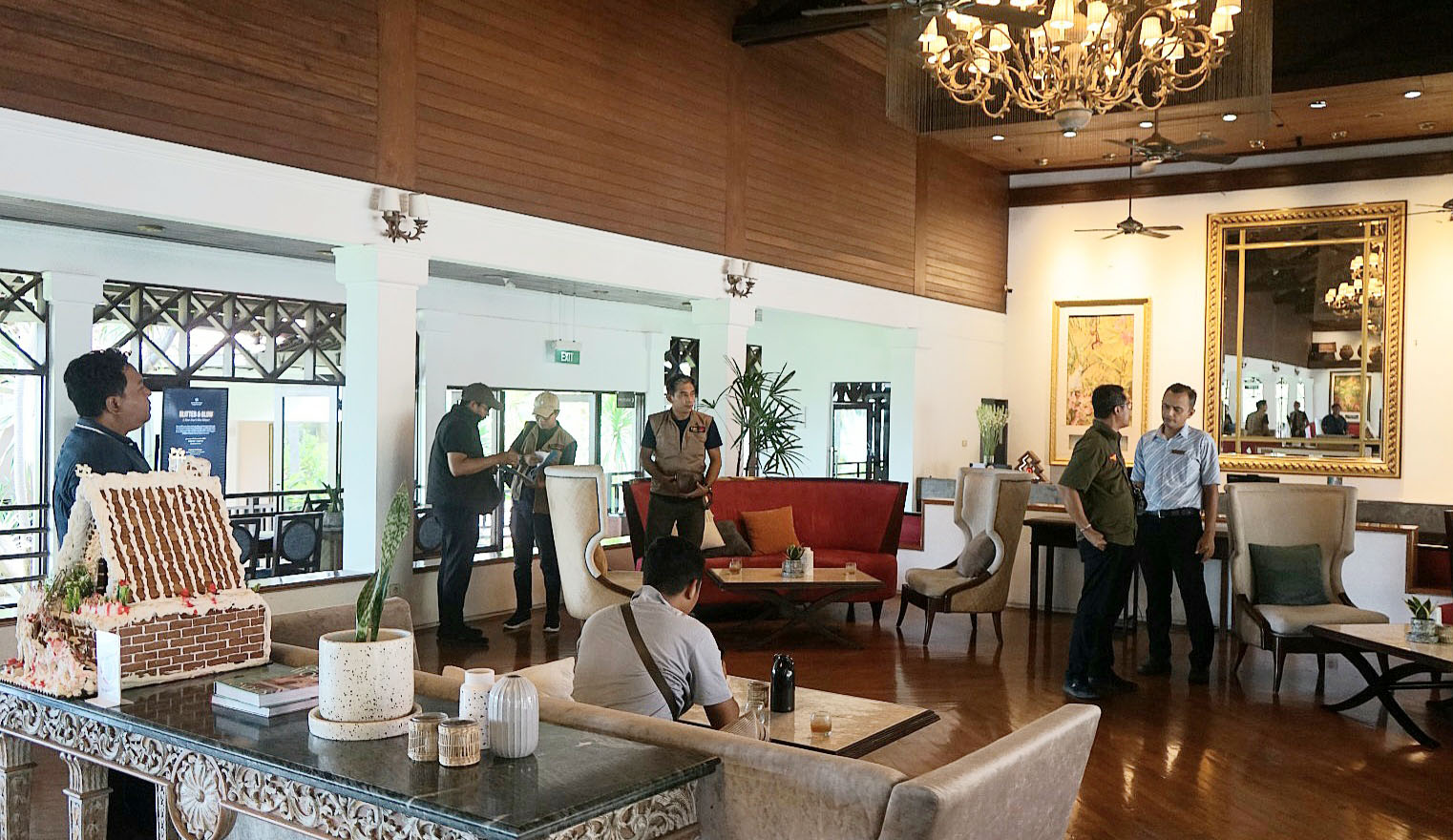 Petugas Kanwil Kemenkumham NTB bersama Imigrasi Mataram saat melaksanakan Operasi Jagratara di Senggigi, Lombok Barat.