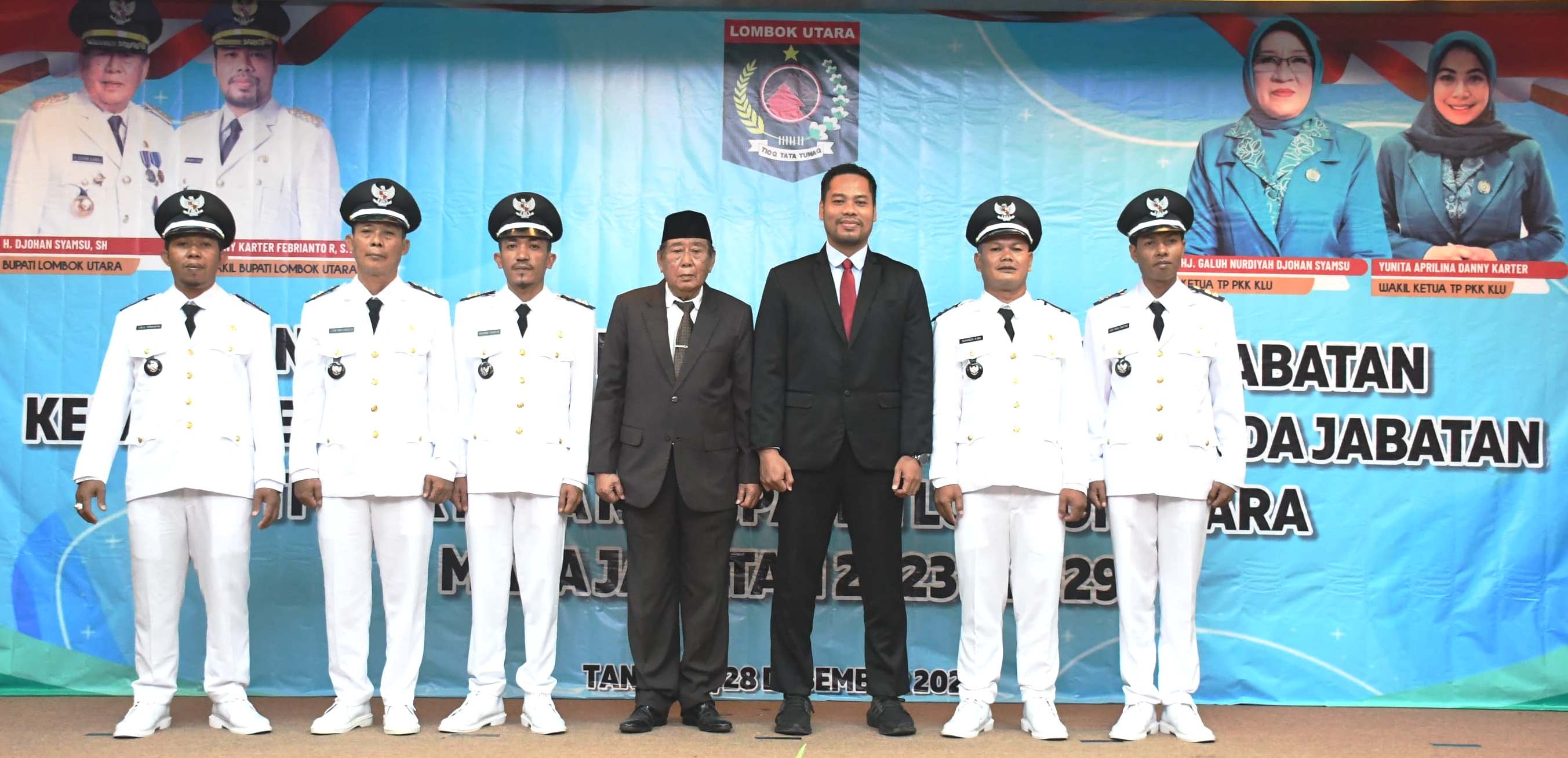 SEMANGAT KERJA: Kepala daerah KLU usai melantik lima kades terpilih di aula RSUD KLU, Kamis (28/12).(NURUL/LOMBOK POST)