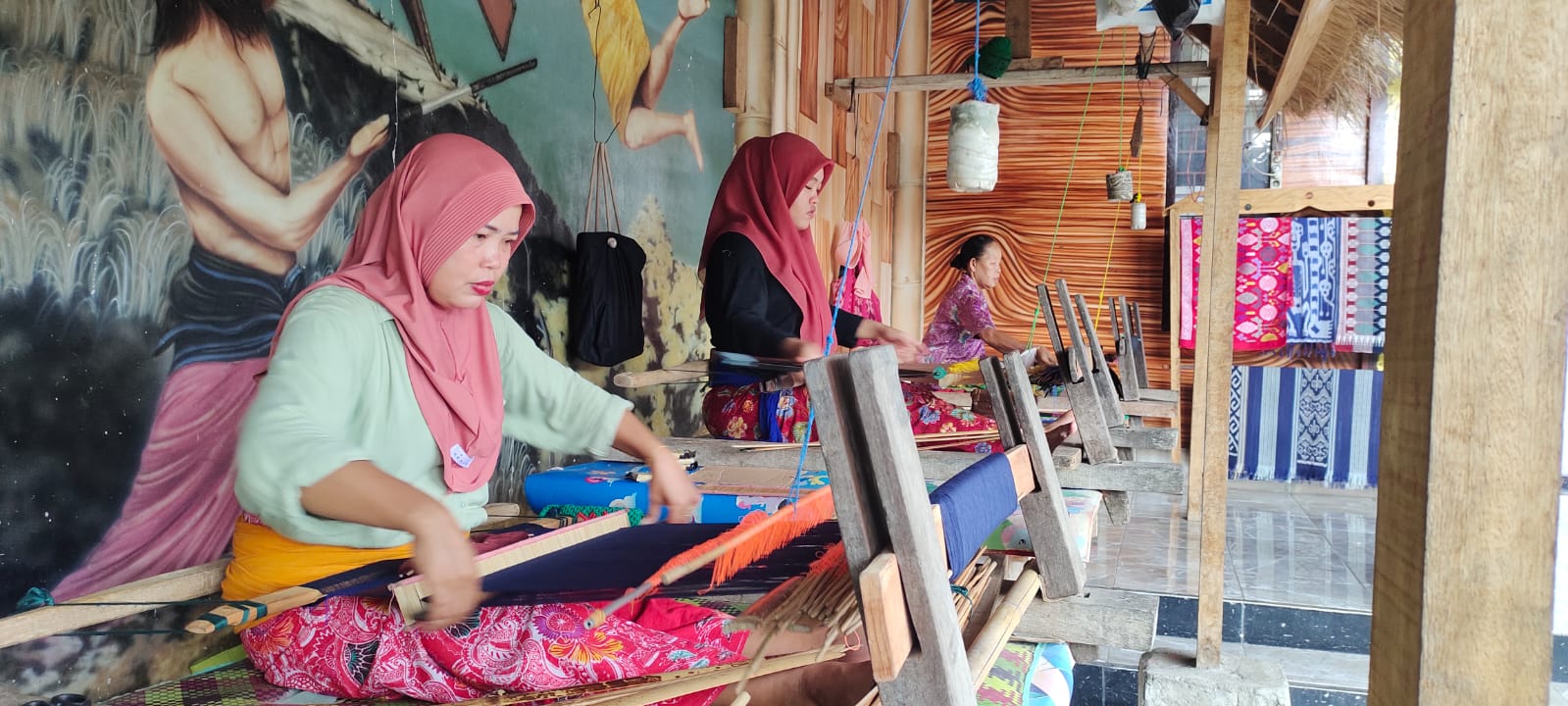 LANDAI: Para wanita yang bekerja di salah satu kerajinan tenun Songket di Desa Sukarara, Kecamatan Jonggat, Kabupaten Lombok Tengah. (HABIBUL ADNAN/LOMBOK POST)
