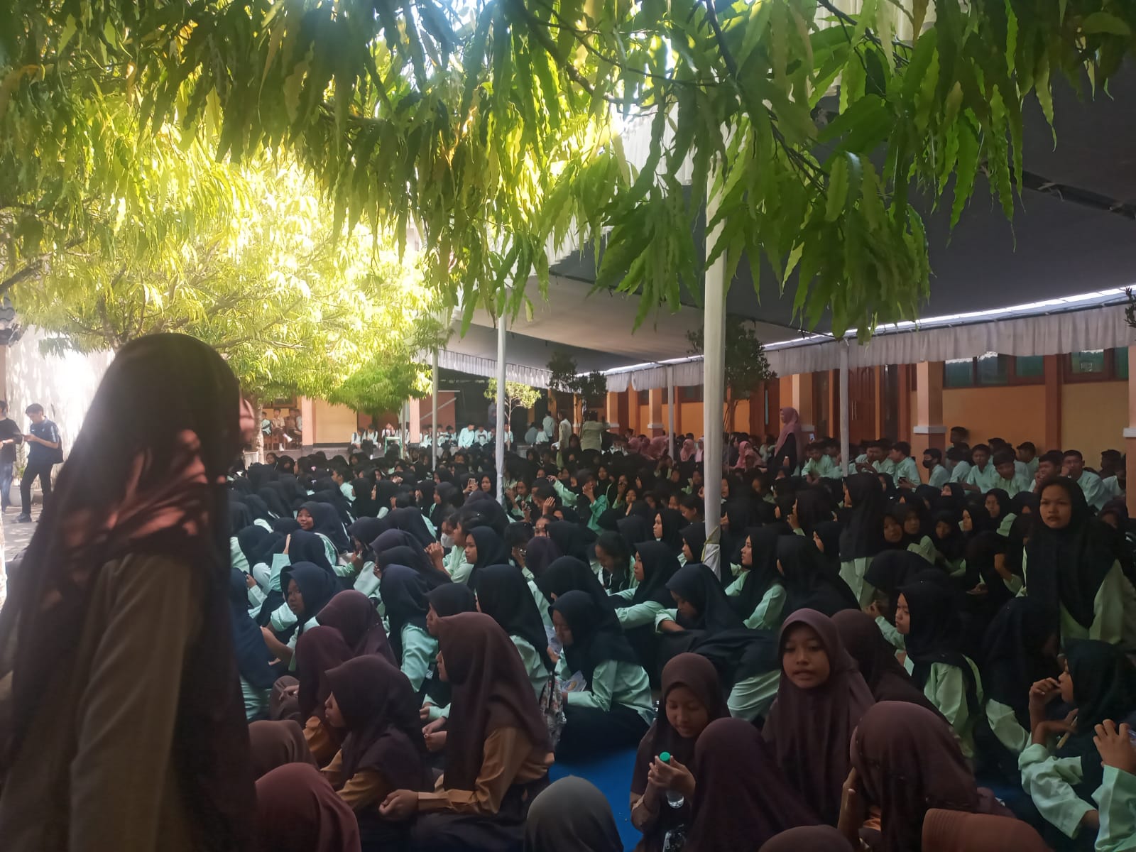 JAGA KEBERSAMAAN: Ratusan siswa di Kota Mataram berkumpul pada kegiatan di sekolah, belum lama ini.(ROJAI/LOMBOK POST)
