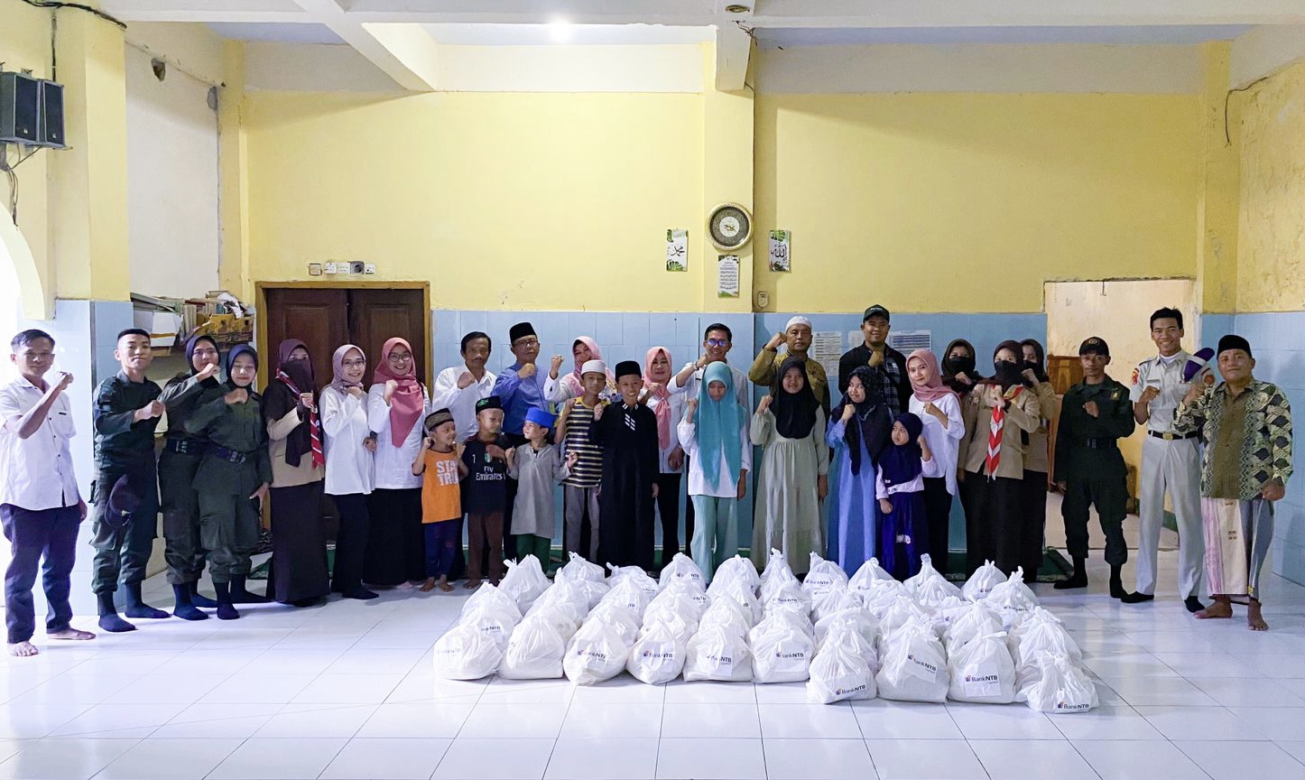 Tim Dinas Sosial Provinsi NTB saat silaturahmi sekaligus menyerahkan bantuan di salah satu panti asuhan di Mataram.