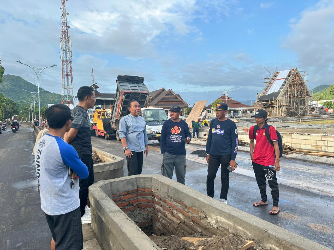 TINJAU: Bupati KSB HW Musyafirin saat meninjau langsung pekerjaan di lapangan terhadap pembangunan jalan Undru dan taman alun-alun Kota Taliwang. (FARUK/LOMBOK POST)