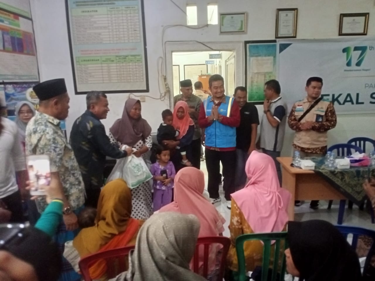 BAGIKAN MAKAN BERGIZI: Kajari Bima Ahmad Hajar Zunaidi dan Pj Wali Kota Bima Mohammad Rum menyerahkan bantuan makan bergizi kepada para ibu-ibu di Kelurahan Rabadompu Barat