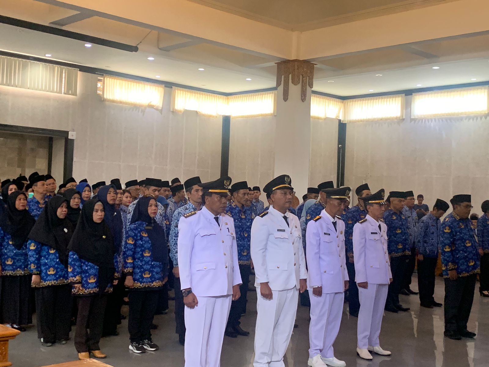TUGAS BARU: Jajaran pejabat Lombok Barat yang dilantik, kemarin. Salah satunya Lalu Winengan yang kini dipercaya menjadi Kepala Dinas PUTR Lobar.(CHIA//LOMBOK POST)