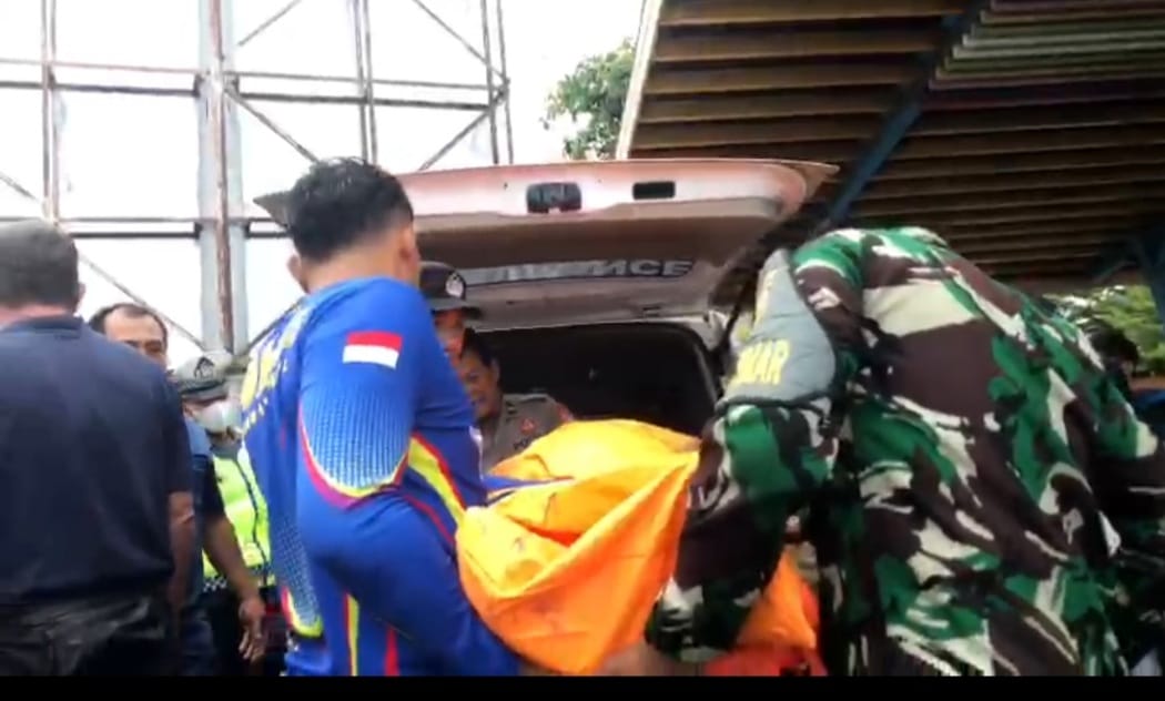 Polisi dan TNI membawa jenazah bule Belgia ke Rumah Sakit Bhayangkara Maaram.