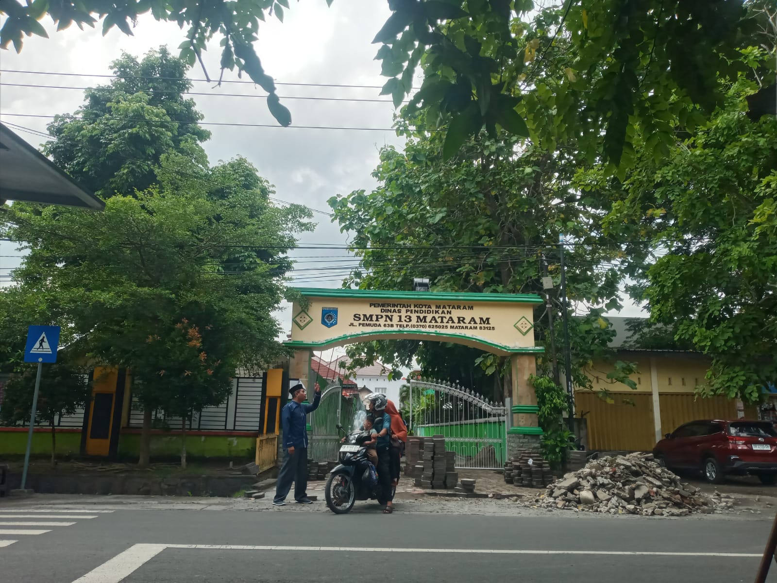 BERSOLEK: Seorang pengendara ke luar dari pintu gerbang SMPN 13 Mataram, kemarin (29/12).(ROJAI/LOMBOK POST)