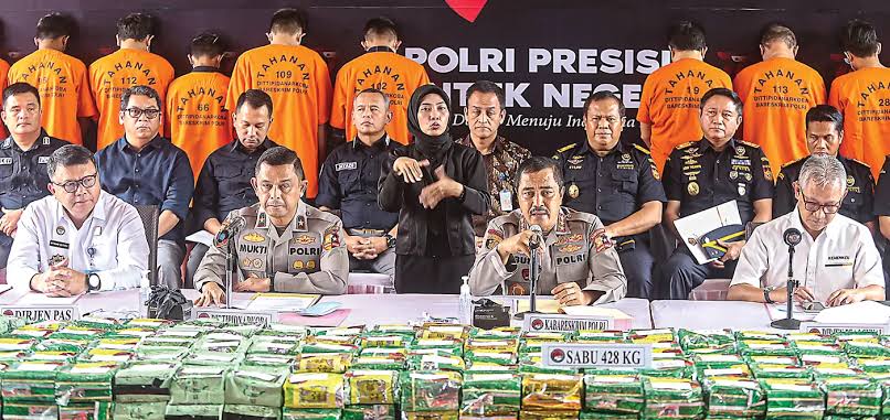 UNGKAP NARKOBA: Konferensi pers pengungkapan kasus peredaran narkoba di lobi gedung Bareskrim Polri, Jakarta.(SALMAN TOYIBI/JAWA POS)