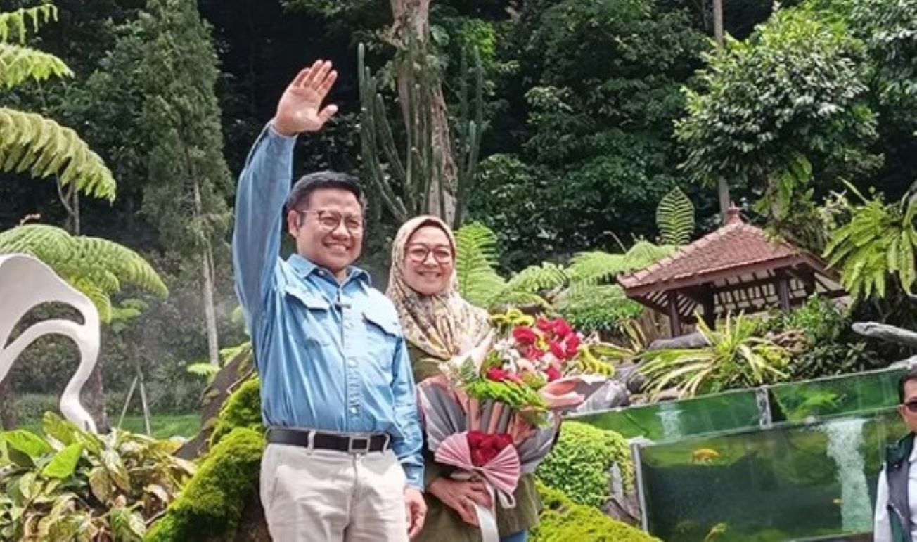 Calon wakil presiden nomor urut 1 Muhaimin Iskandar (Cak Imin) libur merayakan tahun baru 2024, bersama warga yang mengunjungi objek wisata Selecta, Kota Batu, Jawa Timur, pada Minggu (31/12)