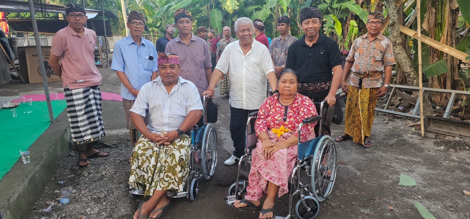 Anggota DPR RI H Rachmat Hidayat saat memnyerahkan bantuan dua kursi roda untuk warga umat Hindu di Banjar Tulamben, Lingkungan Gulinten, Kelurahan Pagutan, Kota Mataram.