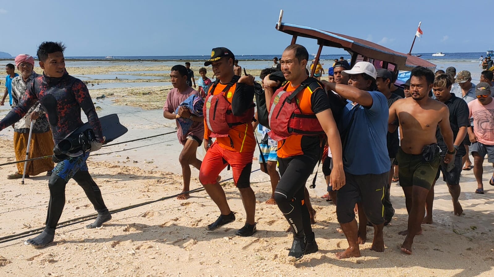 EVAKUSI KORBAN: Tim gabungan mengevakuasi jasad korban meninggal dunia tabrakan boat di Gili Meno, Senin (1/1). (BASARNAS MATARAM FOR LOMBOK POST)