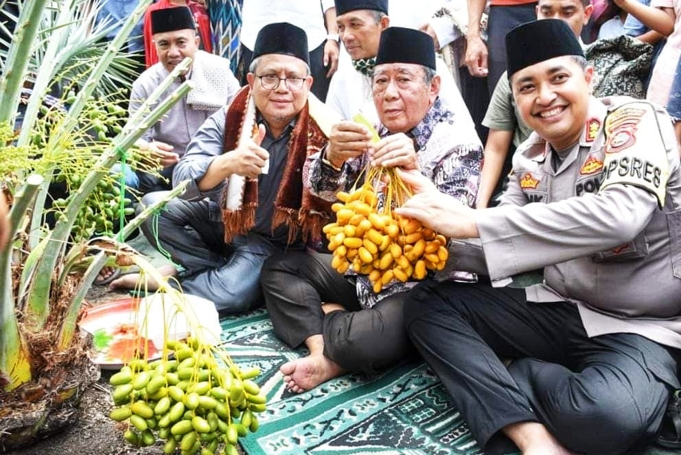 PANEN PERDANA: Forkopimda KLU melakukan panen perdana kurma di Masjid Darul Ikhsan Dusun Karang Kates, Desa Gondang, Kecamatan Gangga, akhir pekan lalu. (PENGELOLA KUD FOR LOMBOK POST)
