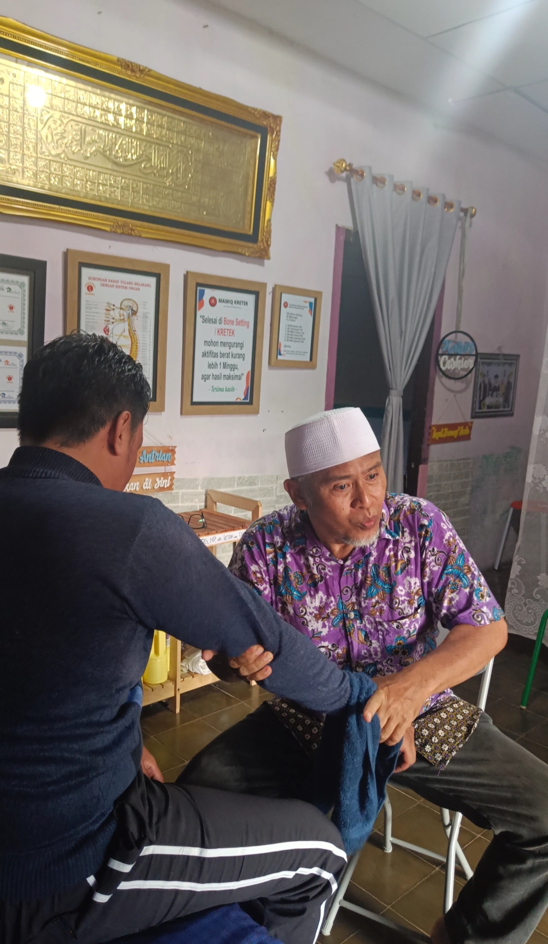 Lalu Kustryadi (kopiah putih) pemilik terapi kiropraktik di Sayang-sayang, Kota Mataram