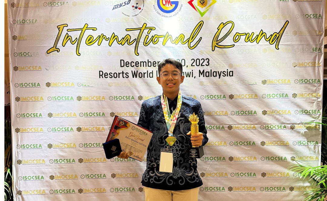 MEMBANGGAKAN: Ravi Barra Satria, siswa MTsN 1 Mataram menunjukkan medali emas yang diraihnya pada ajang ISOCSEA di Malaysia, pekan lalu.(MTSN 1 MATARAM FOR LOMBOK POST)