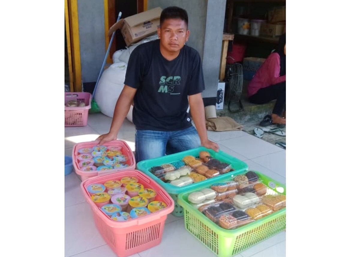 USAHA BAKULAN: Pengusaha bakulan makanan asal Desa Rasabou, Kecamatan Bolo, Kabupaten Bima. (IST/LOMBOK POST)