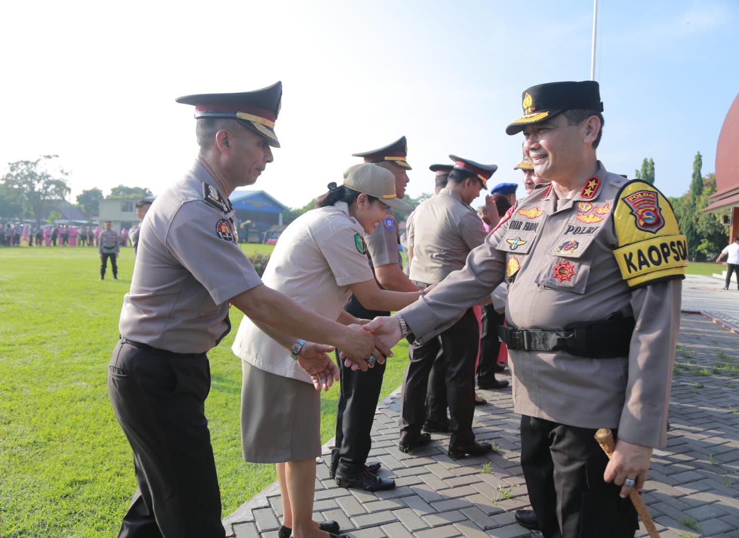 Kapolda NTB Irjen Umar Faroq (kanan) memberikan ucapan selamat kepada Kasubbid Penmas Bidang Humas AKBP Putu Suarbawa yang naik pangkat, Selasa (2/1).