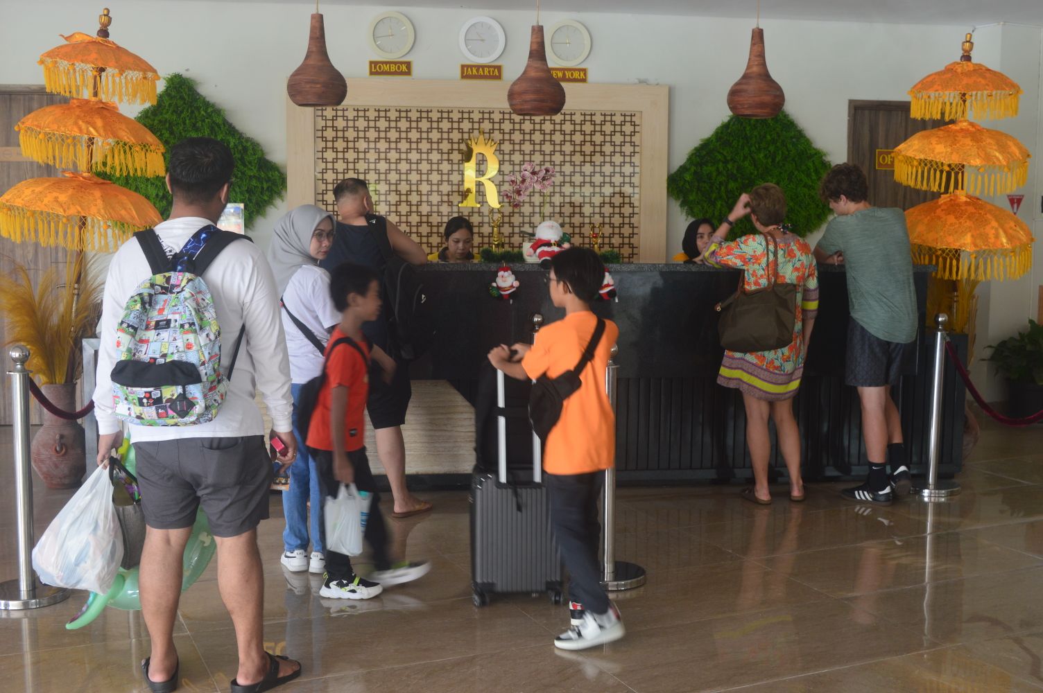 OKUPANSI HOTEL: Sejumlah wisatawan luar daerah mulai berdatangan untuk check-in di Raja Hotel Kuta Mandalika, Minggu (31/12).
