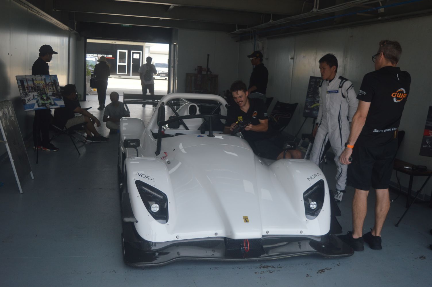 ASAH KEMAMPUAN: Pembalap mobil Rufino (dua kanan) usai menjajal lintasan sirkuit menggunakan mobil balap Radical saat Track Day di Sirkuit Internasional Pertamina Mandalika, Loteng.