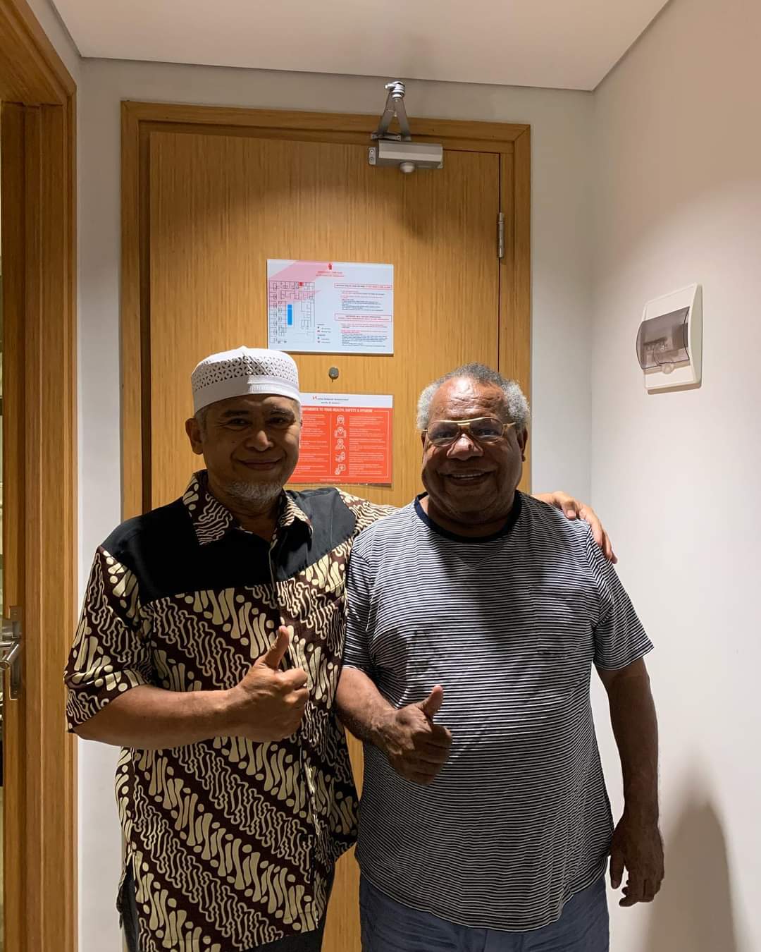 Bupati Mimika, Papua Tengah Eltinus Omaleng (kanan) usai dikretek Lalu Kustryadi (kiri), pada pekan akhir November 2023 lalu.