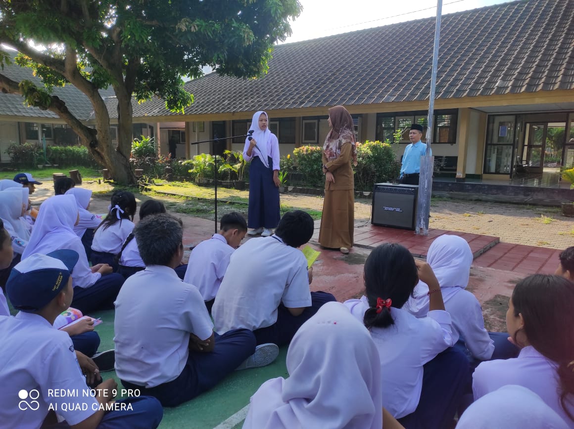 KEMBALI NORMAL: Siswa SMPN 11 Mataram membaca buku sebelum masuk kelas di halaman sekolah. (SPENLAS FOR LOMBOK POST)