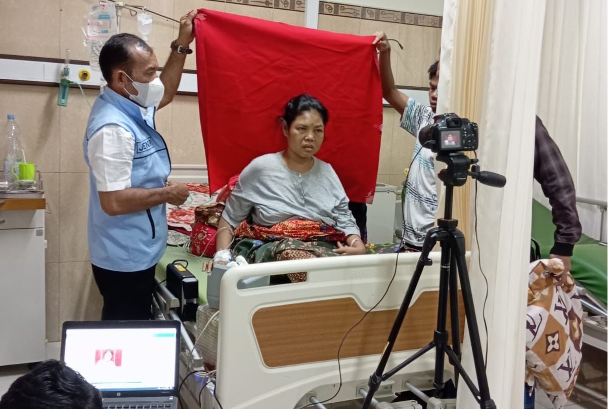 PELAYANAN MAKSIMAL: Petugas Disdukcapil Lobar melakukan perekaman langsung kepada warga yang ingin membuat dokumen kependudukan.(CHIA//LOMBOK POST)