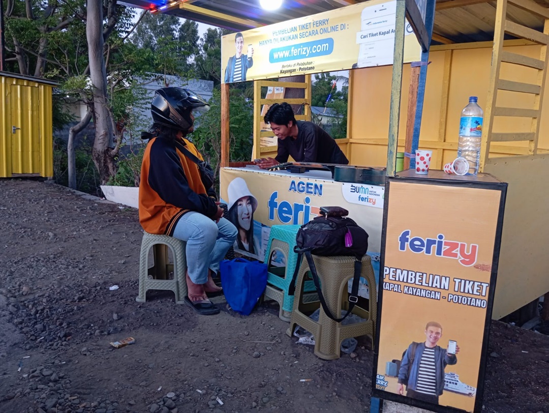 GERAI TIKET ONLINE: Salah satu gerai pembelian tiket online penyeberangan di Pelabuhan Kayangan, Lombok Timur.(Ferial/Lombok Post)