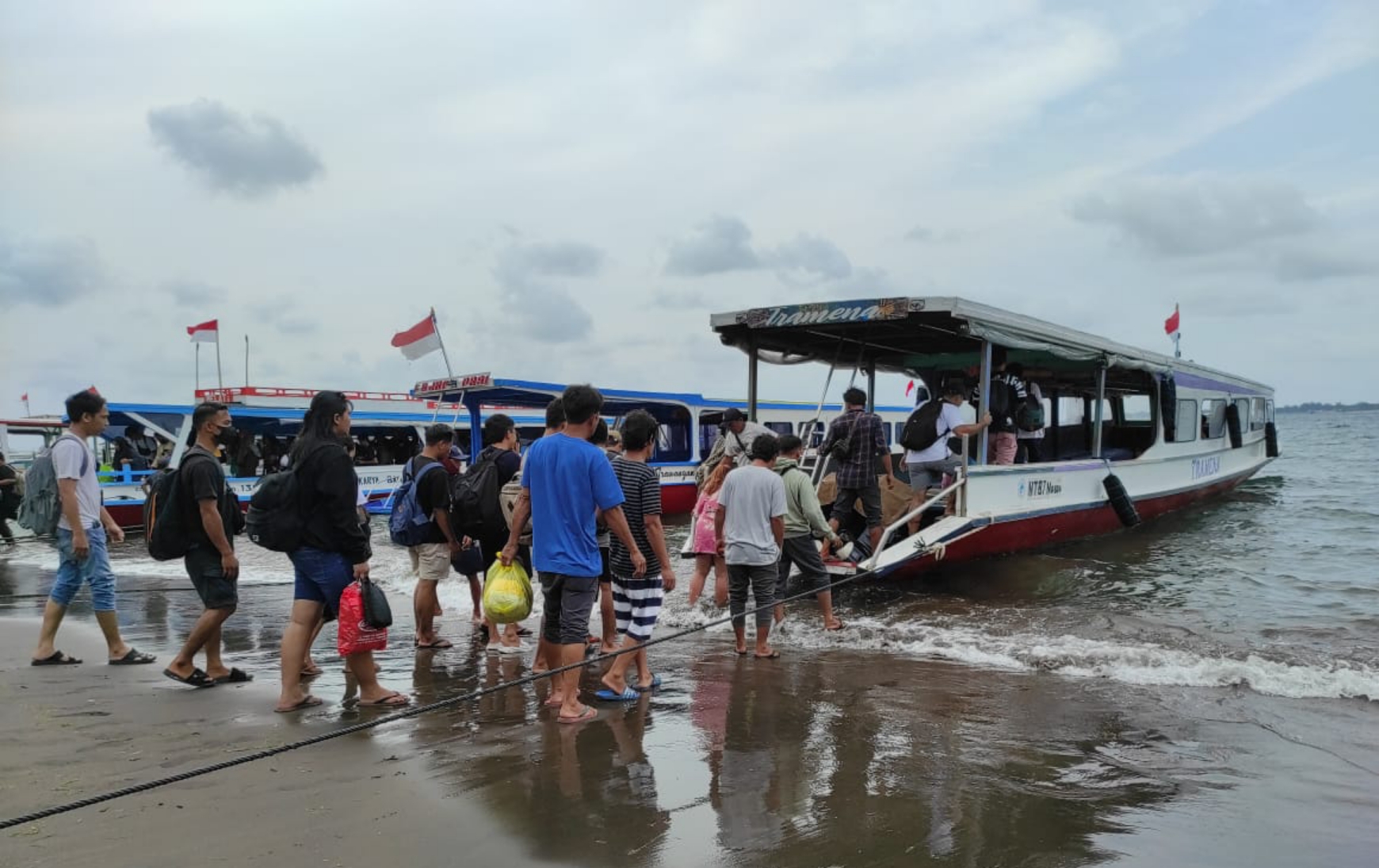 MENYEBERANG KE TRAMENA: Sejumlah penumpang yang akan menyeberang ke Gili Tramena melalui boat milik KKB di Pelabuhan Bangsal, Selasa (2/1). (FERIAL/LOMBOK POST)
