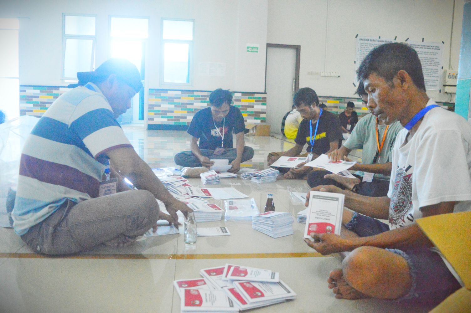 TAMBAH PENGHASILAN: Sejumlah petugas mengikuti kegiatan sortir dan lipat surat suara untuk Pemilu 2024 di Gudang Logistik KPU Loteng Embarkasi Haji, eks BLK-LN Provinsi NTB.