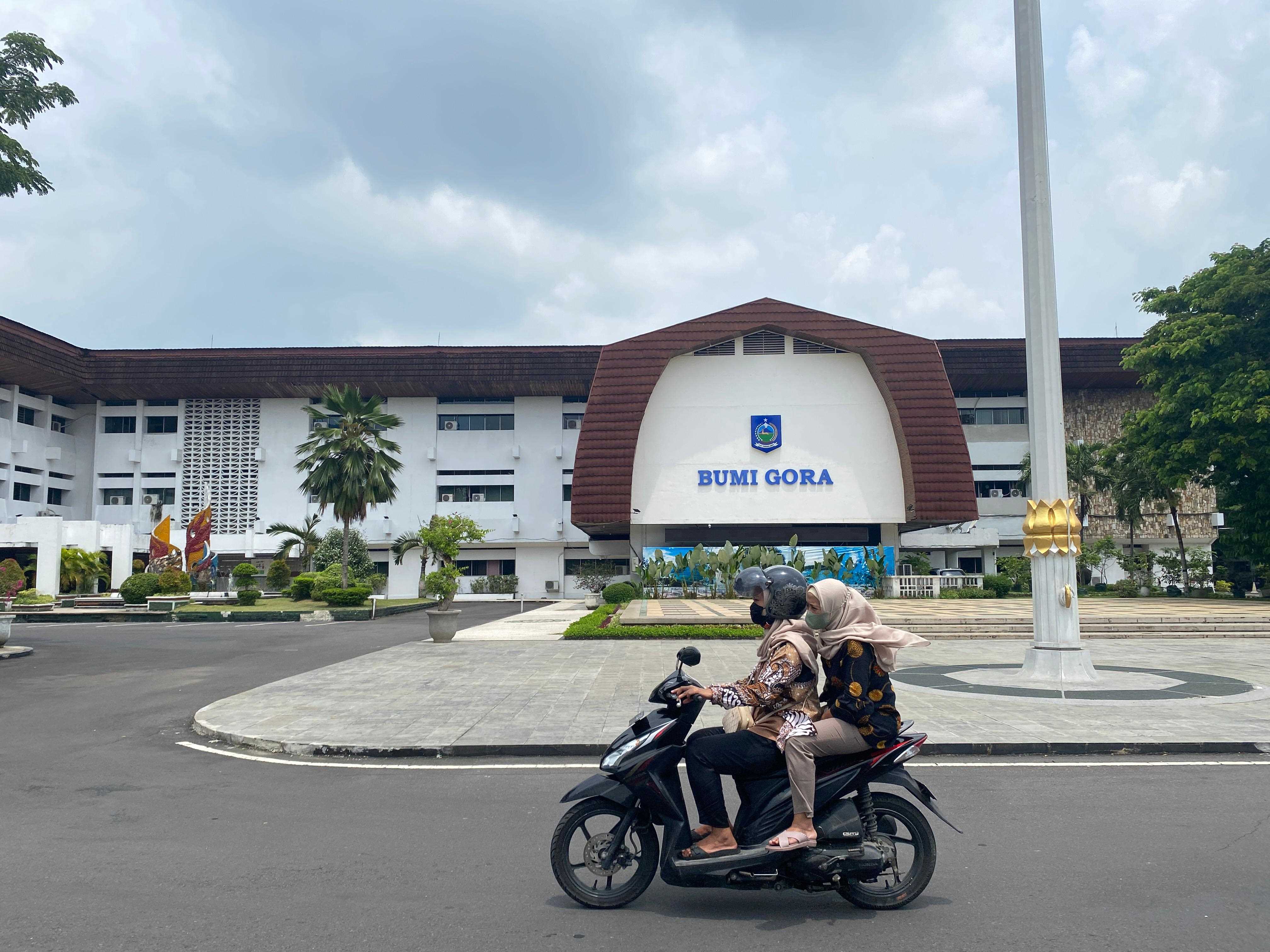 SEGERA DIPERBAIKI: Pengendara melintas di depan gedung utama Kantor Gubernur NTB, kemarin (4/1). Tidak lama lagi, kantor yang beralamat di jalan Pejanggik Nomor 12 tersebut segera diperbaiki.