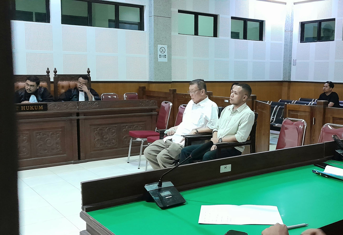 Terdakwa Po Suwandi (kiri) dan Rinus Adam Wakum mendengarkan pembacaan putusan majelis hakim di Pengadilan Tipikor Mataram, Jumat (5/1).