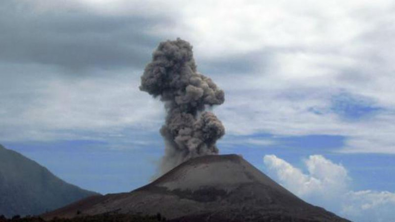 BERSTATUS WASPADA: Gunung Sangeang Api Kabupaten Bima kini berstatus waspada.(DOK KHOLIFAHMULIDINA)