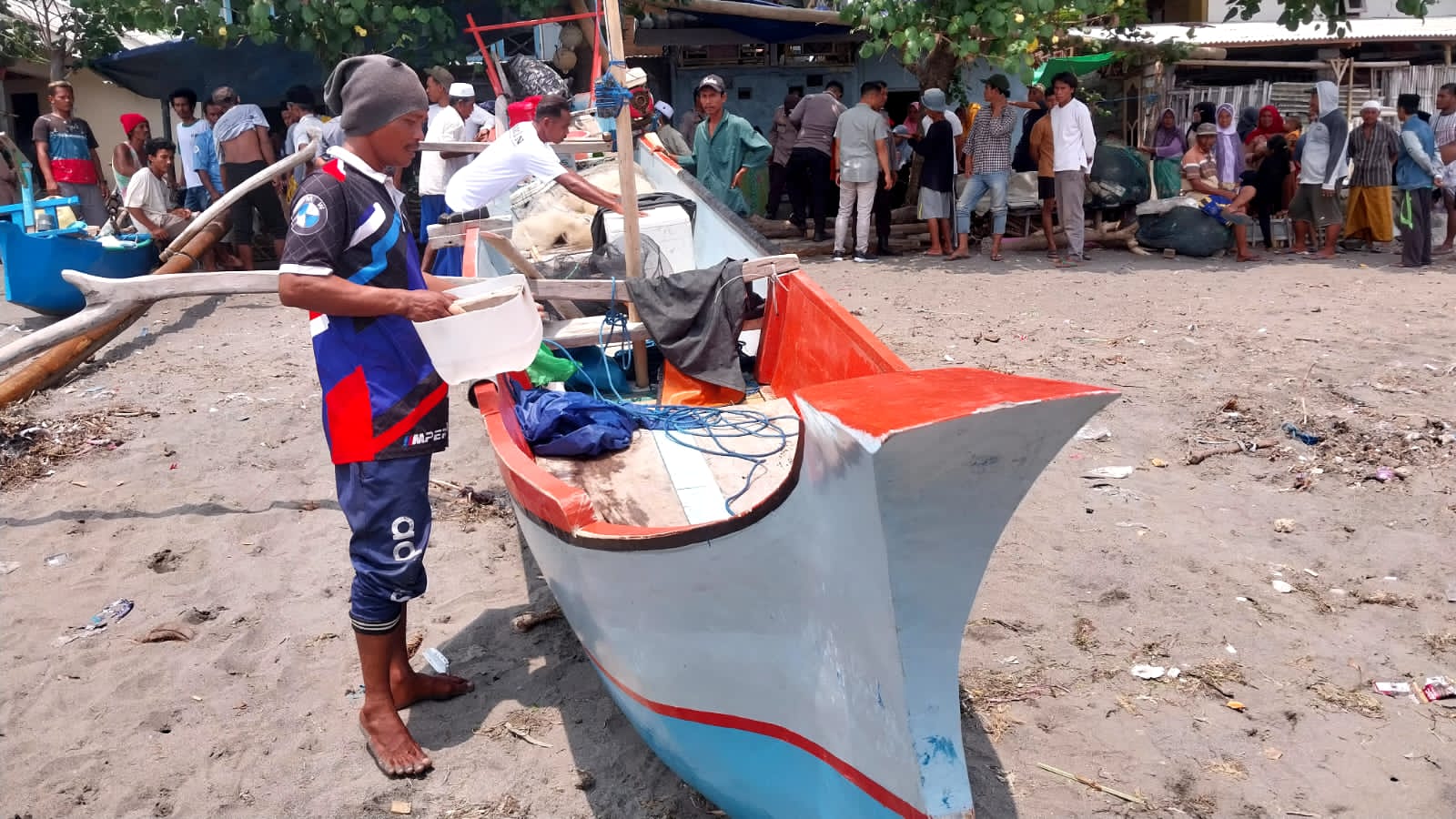 DIAMANKAN WARGA: Perahu yang digunakan Mauluddin, 50 tahun berhasil ditarik ke tepian oleh warga.