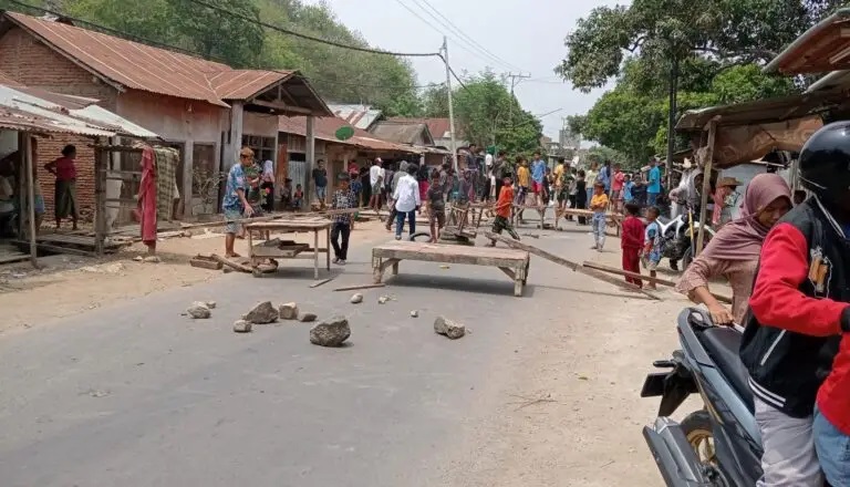 BLOKADE JALAN: Sejumlah warga di Kecamatan Woha Kabupaten Bima memblokade jalan, kemarin (4/1). Mereka menuntut pelaku pencabulan ditangkap.