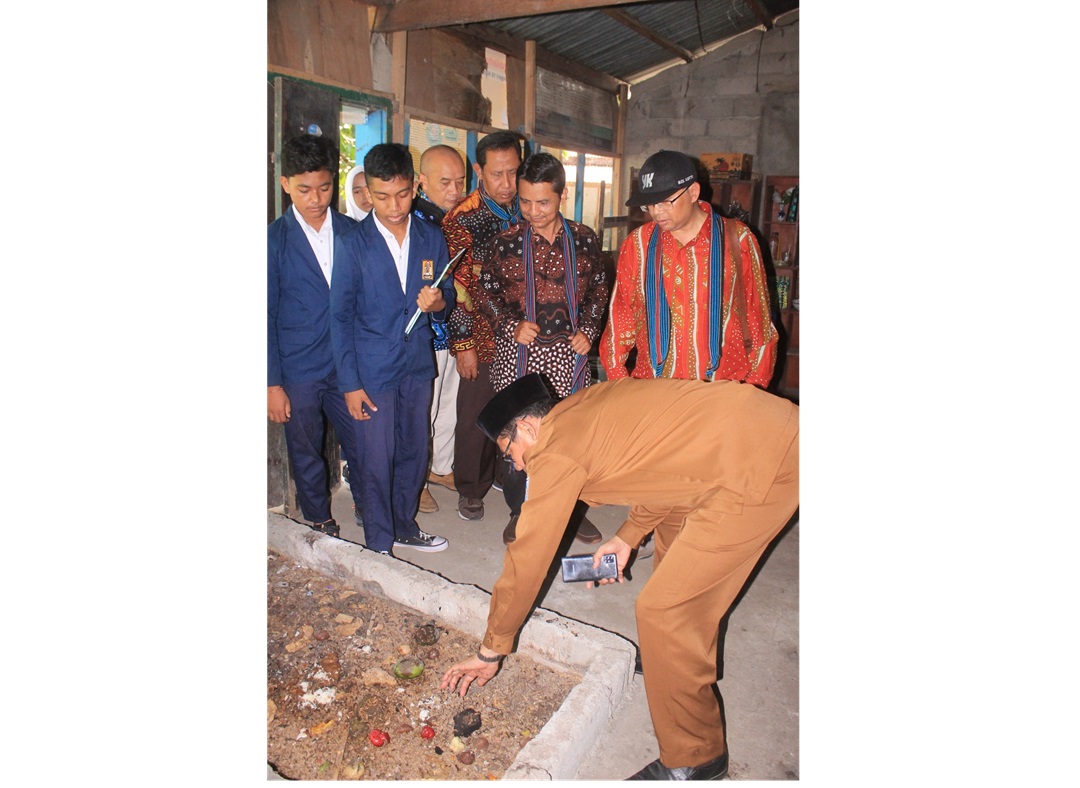 BUDI DAYA MAGGOT: Kepala SMPN 10 Mataram H Chamim Tohari menunjukkan maggot yang dibudidayakan di sekolah pada tim penilai lomba sekolah sehat tahun lalu.