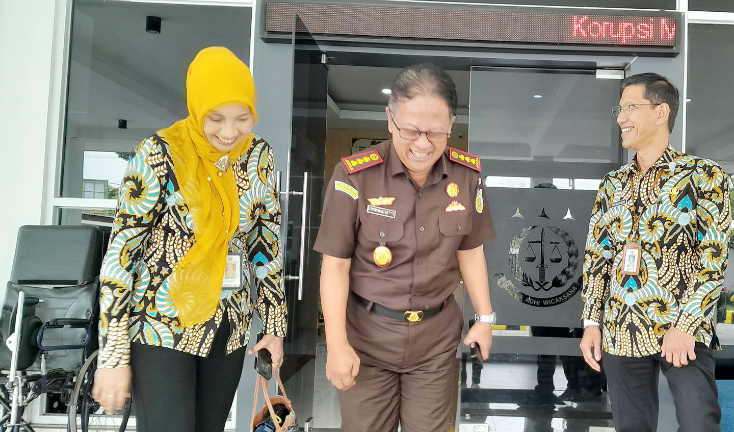 Kajari Mataram Ivan Jaka (tengah) bersama Direktur RSUD Kota Mataram dr. Hj Eka Nurhayati (kiri) usai koordinasi terkait pembangunan laboratorium bayi tabung dan kamar operasi.