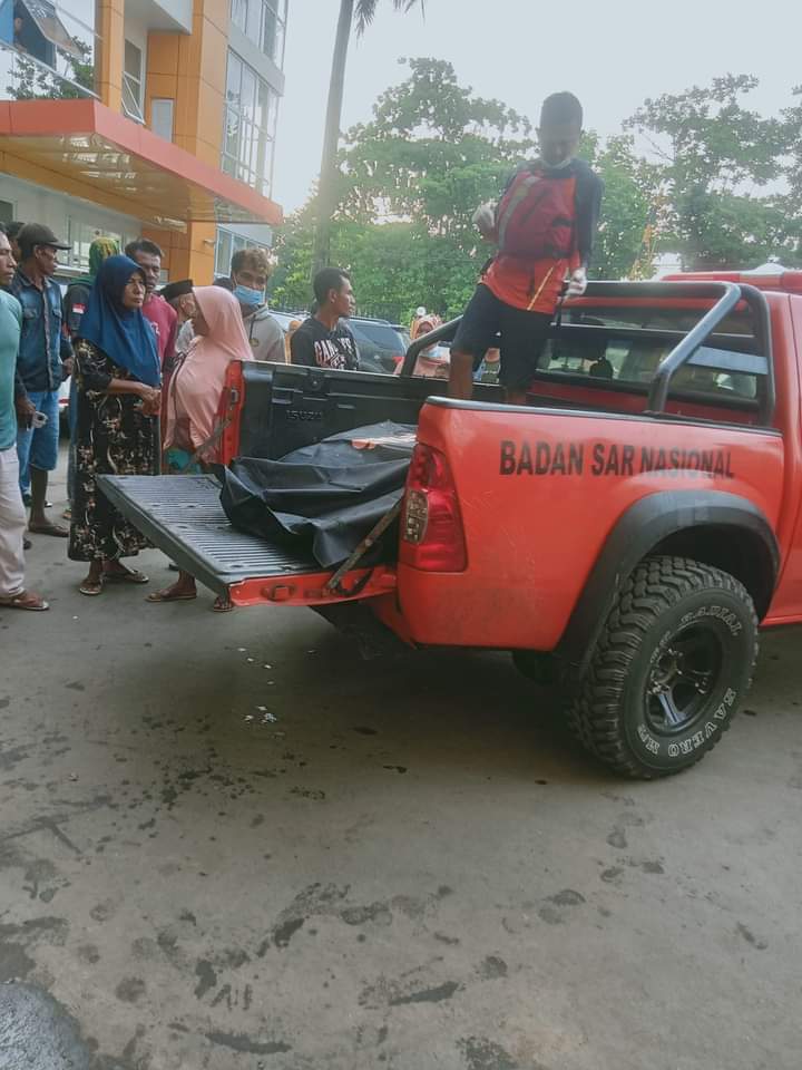 EVAKUASI: Jenazah Muhamad Akbar ditemukan tewas mengapung di Perairan Pulau Kambing, Sabtu (6/1).(POS SAR BIMA FOR LOMBOK POST)