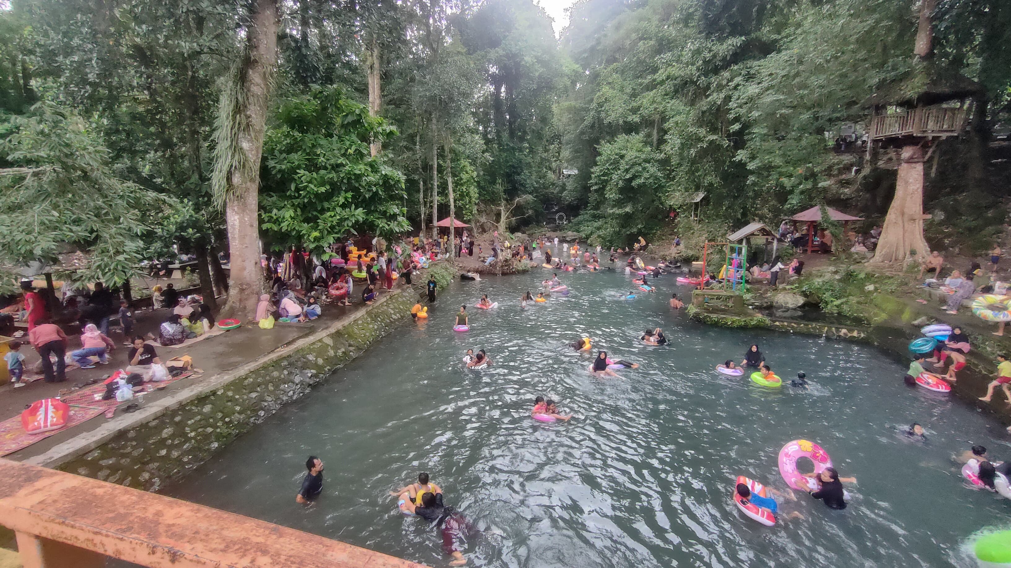 RAMAI: Wisata Sesaot jadi salah satu objek wisata yang banyak dikunjungi masyarakat. Sayangnya, fasilitas desa wisata peraih penghargaan ADWI 2021 itu, kini jauh dari kata layak. (IST//LOMBOK POST)