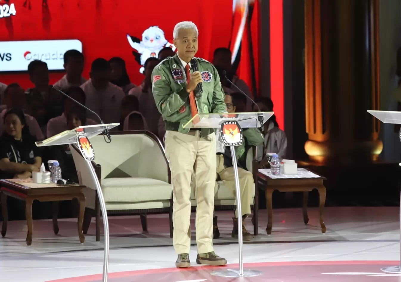 Capres nomor urut tiga Ganjar Pranowo menyampaikan pandangannya saat debat ketiga Pilpres 2024.