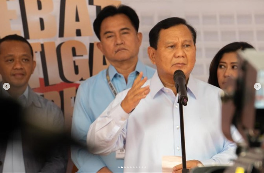 Yusril Ihza Mahendra mendampingi Capres Prabowo Subianto memberikan keterangan pers, usai debat capres putaran ketiga. (tangkapan layar IG Yusril Ihza Mahendra)