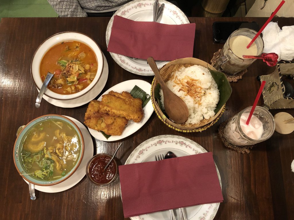 Ragam menu masakan khas Indonesia milik Restoran Cabe. (foto: Japan Halal TV)